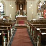 Innenraum der Kirche zur einer Hochzeit dekoriert